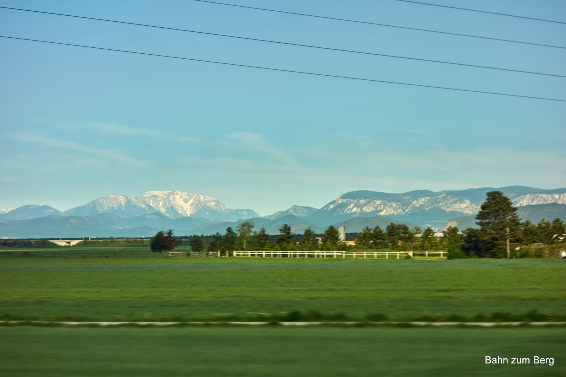 Schneeberg und Hohe Wand vom Zug aus