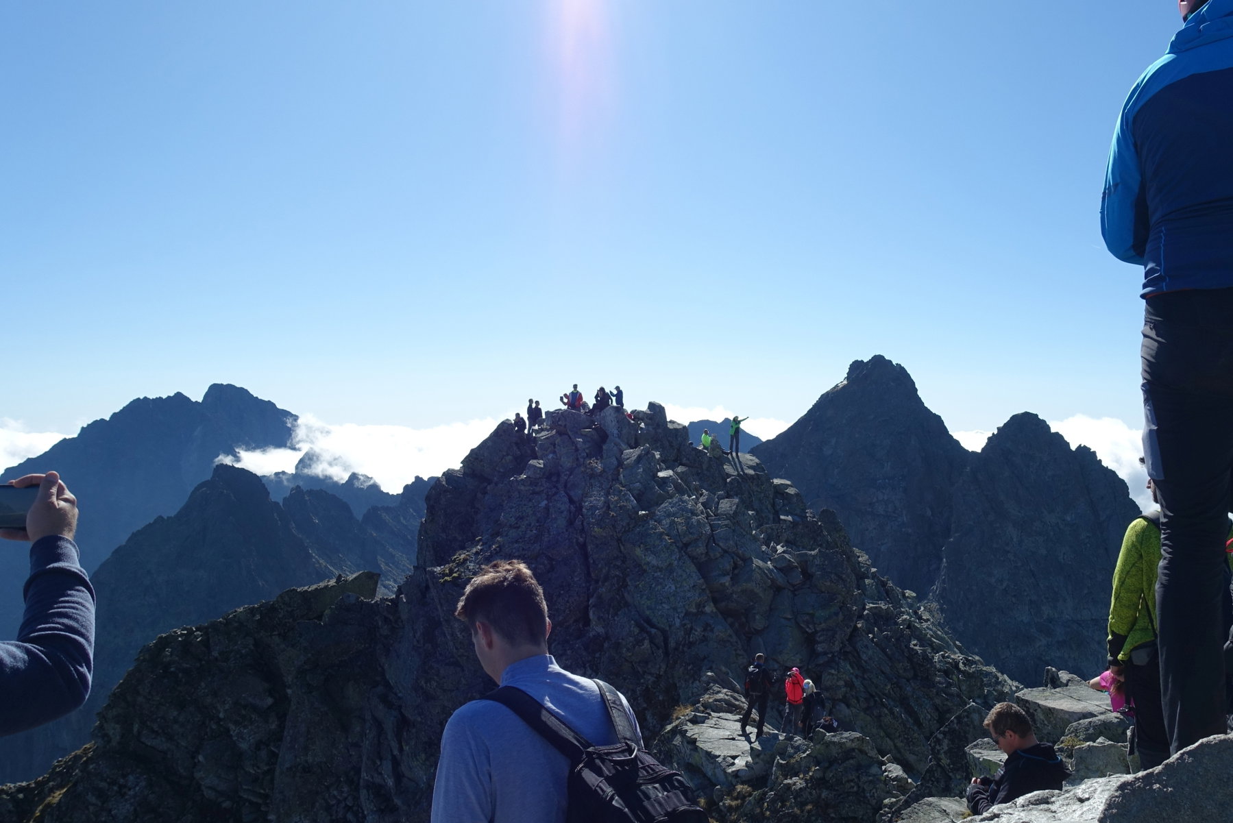 Viele Leute am Gipfel des Rysy