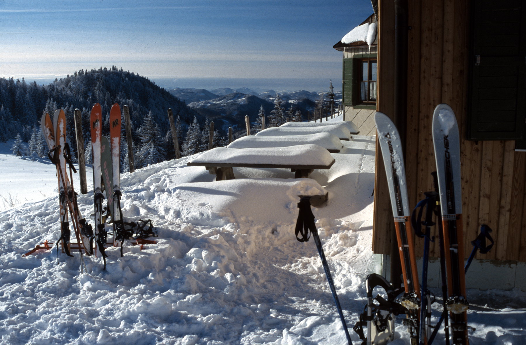 Vor der Julius-Seitner-Hütte, Blick nach Westen. Foto: Alpenverein Edelweiss
