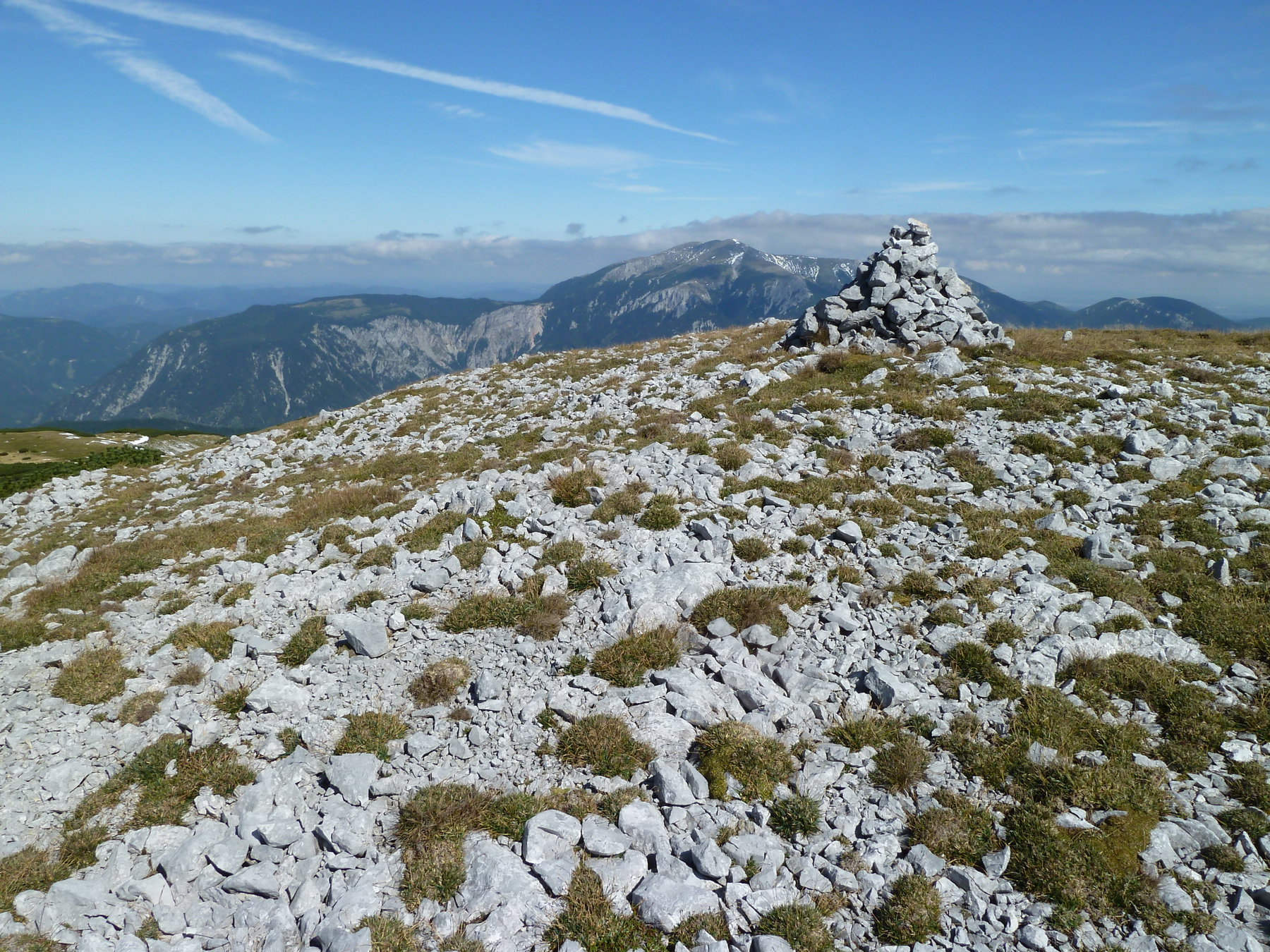 Auf der Scheibwaldhöhe, im Hintergrund der Schneeberg. Foto: Alpenverein Edelweiss