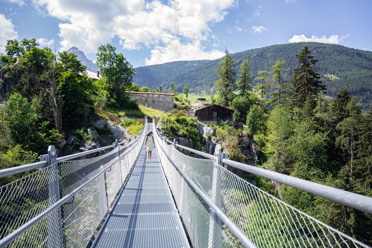 Hängebrücke zum Schloss Matrei Trautsohn. Foto &copy Tourismusverband Wipptal