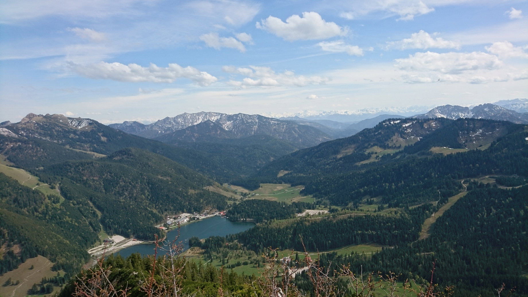 Blick vom Gipfel in Richtung Spitzingsee und des gleichnamigen Skigebiets. Foto: Nikolaus Vogl