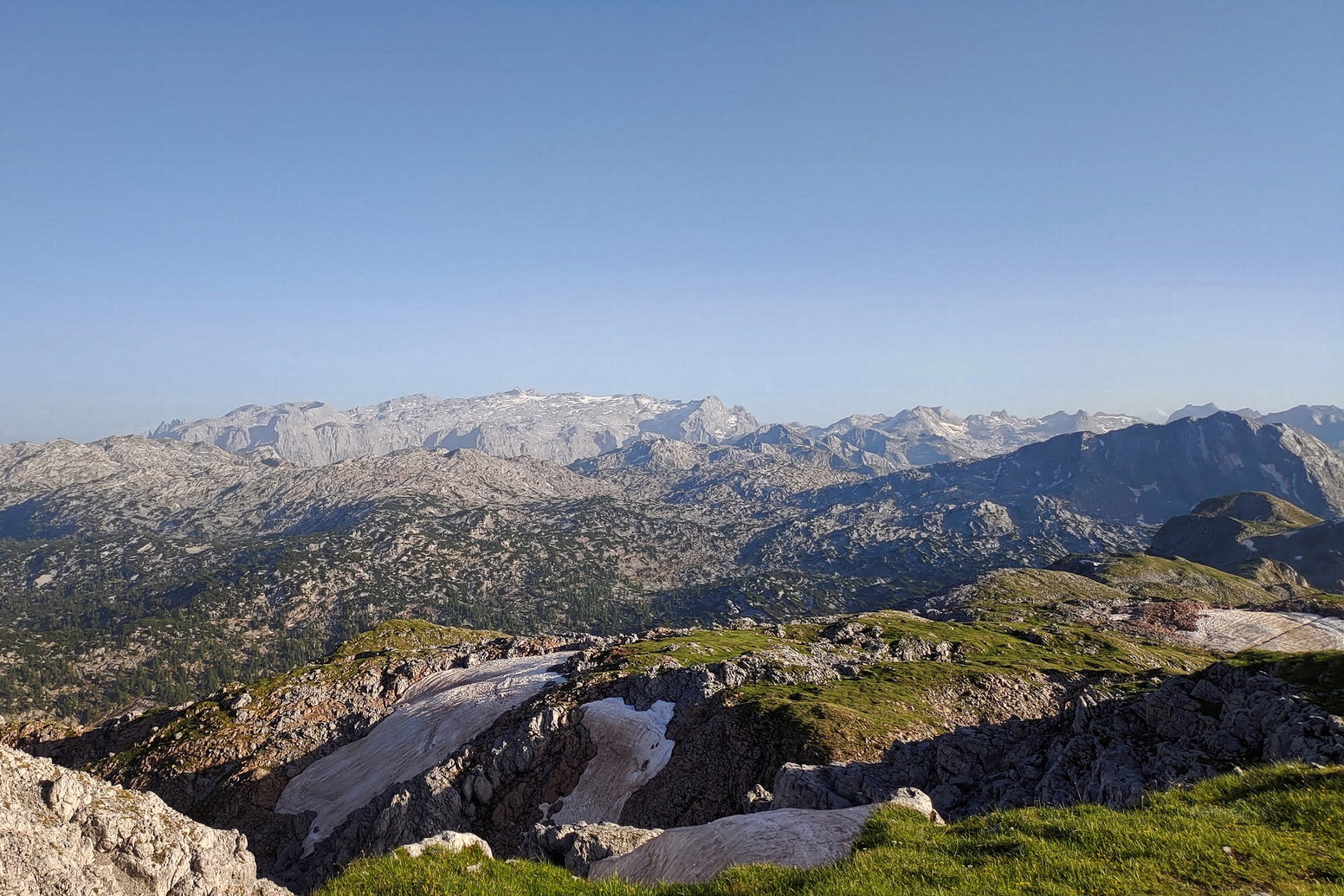 Blick auf das Hagengebirge und den Hochkönig im Hintergrund. Foto: Simon Widy