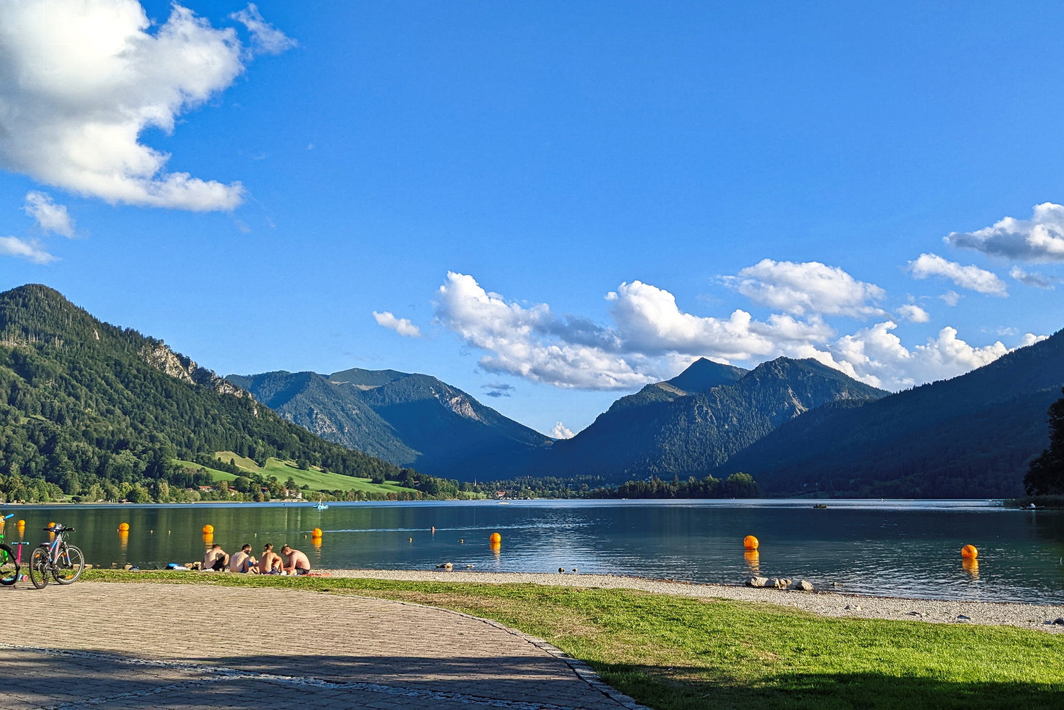 Angekommen am wunderschönen Schliersee. Hier kann mit Berg- und Seeblick eingekehrt und gebadet werden. Foto: Tobias Hecht