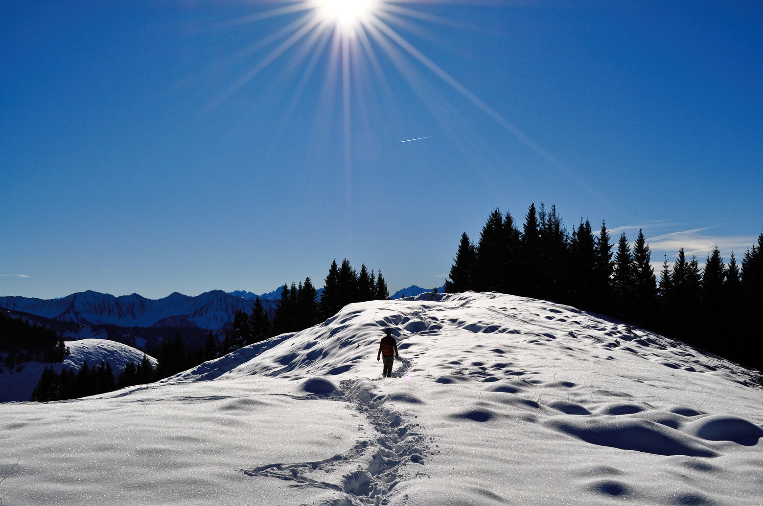 Auf dem Weg von Hoher Kugel zum First (der weiße Hügel links), im Hintergrund der Walserkamm. Foto: Norman und Lisa