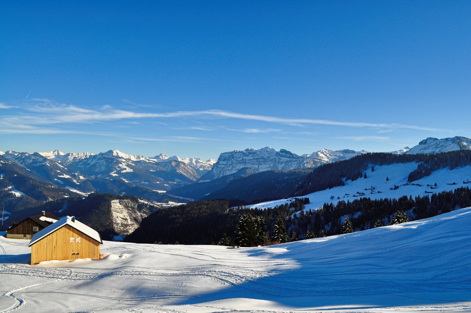 Moderate Steigung, feiner Firn und ein schöner Blick auf die Kanisfluh. Foto: Norman und Lisa