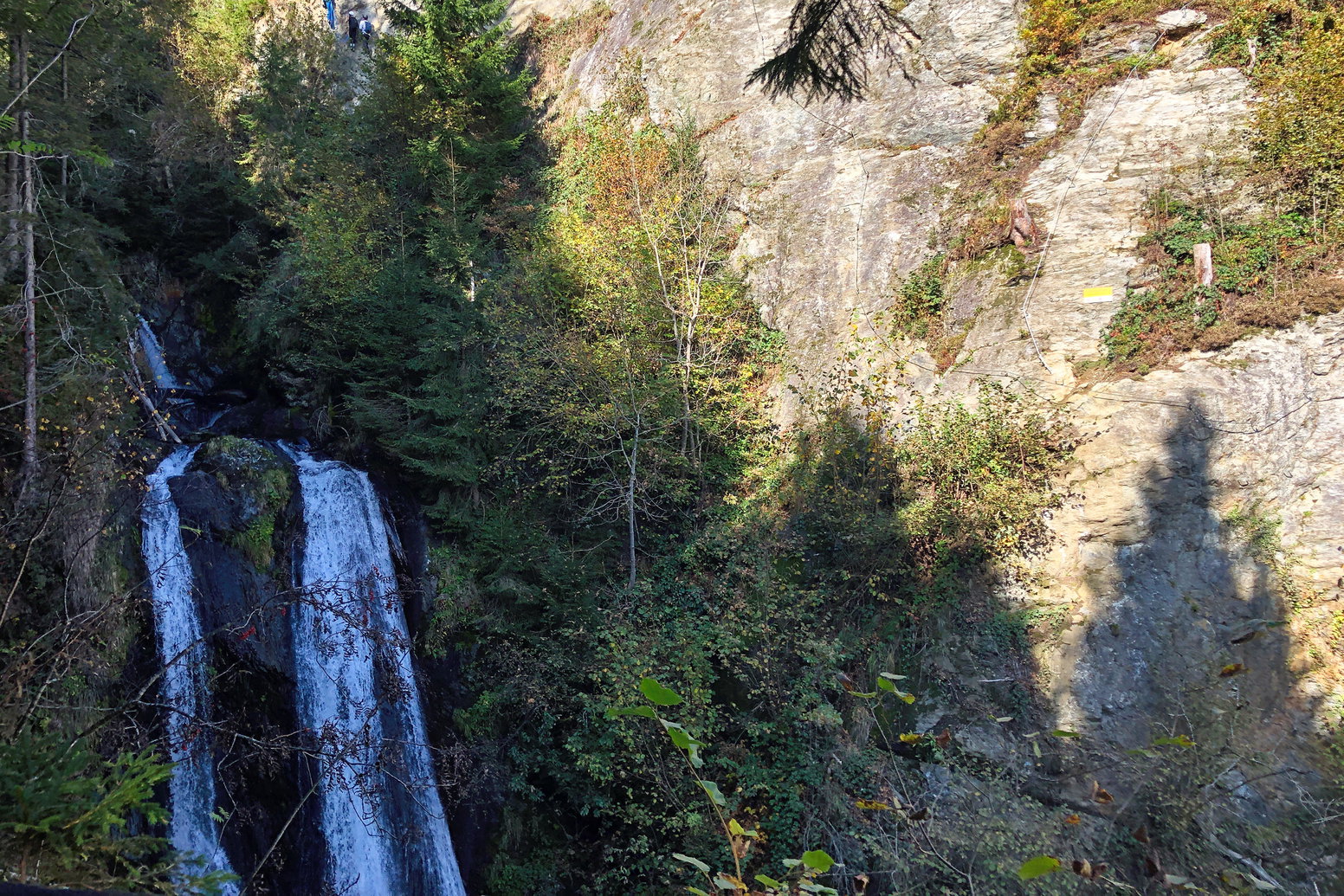 Auch vom Klettersteig aus hat man einen schönen Blick auf den Wasserfall. Foto: Anna Siebenbrunner, Protect Our Winters Austria (POW AT)