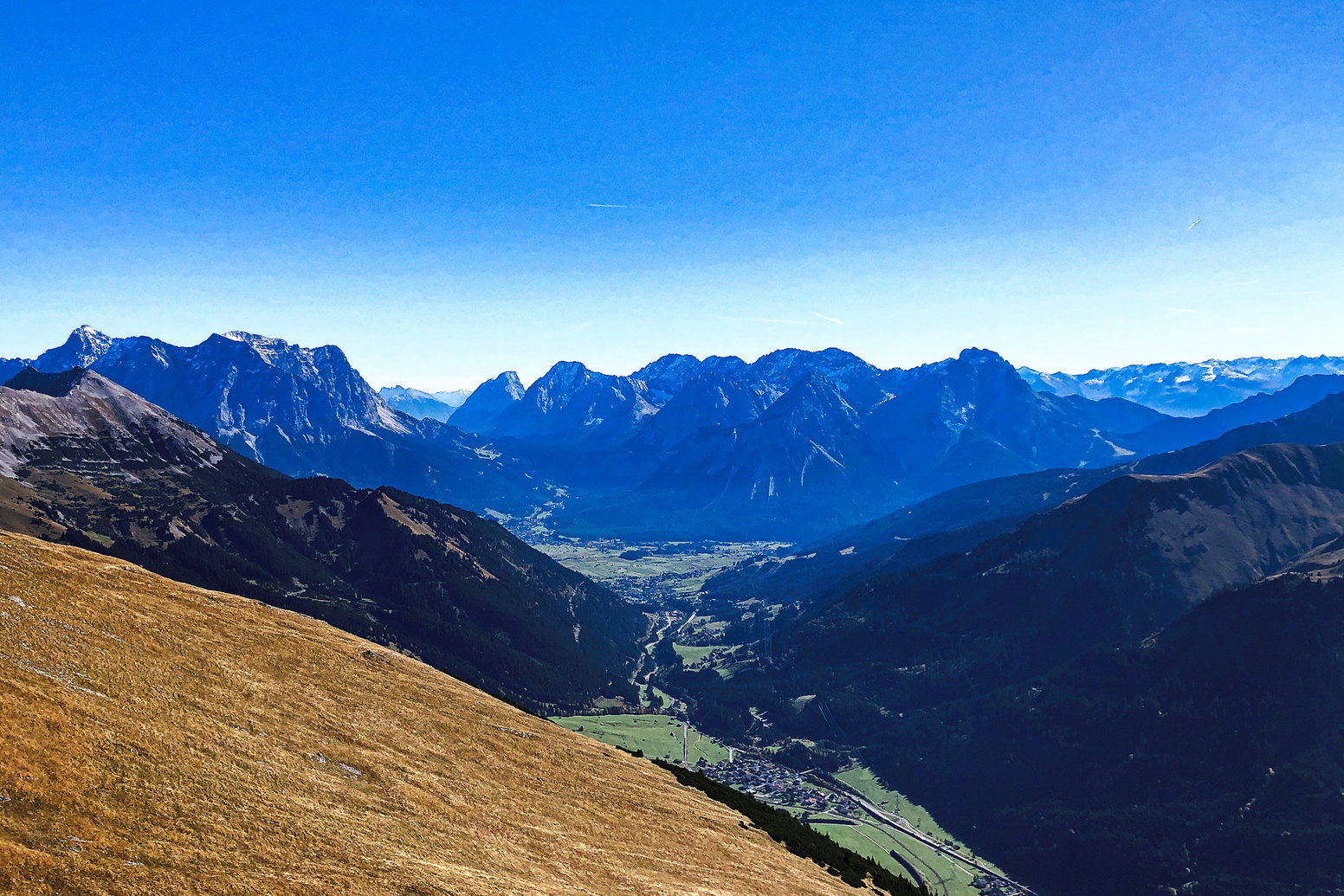 Panoramablick auf Zugspitze, Ehrwald, Tajaköpfe und viele weitere Gipfel und Talorte - von unserem Gipfel können wir eine gesamte Ferienregion überblicken! Foto: Anna Siebenbrunner, POW AT