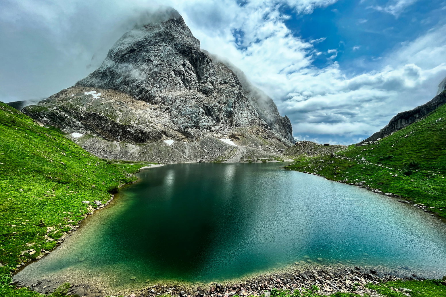 Blick von der Wolayerseehütte auf den kleinen See. Foto: Birgit Matzinger