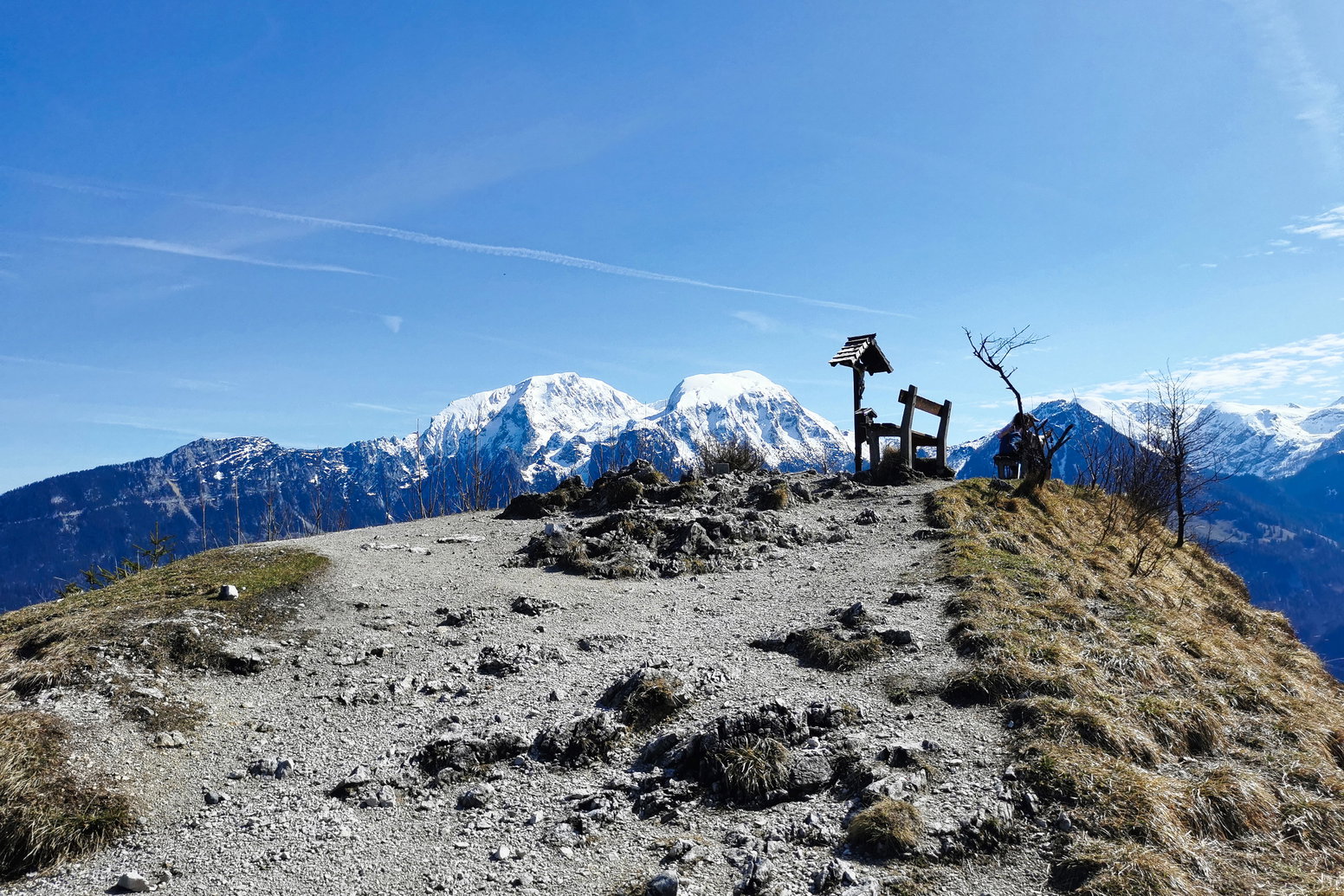 Sitzbänke am Gipfel mit Blick zum Hoch Göll. Foto: Tina Lin