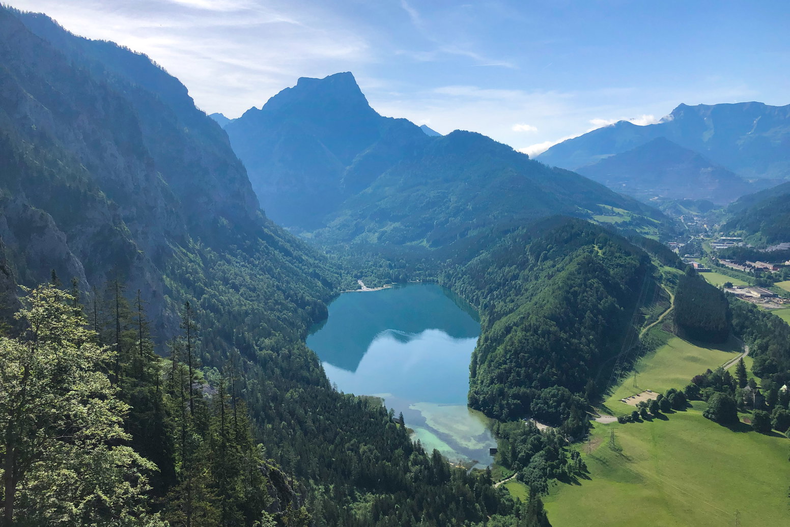 Im Aufstieg sieht man schön auf den See hinunter. Hinter dem See zeigt sich der Pfaffenstein. Foto: Anna, POW AT