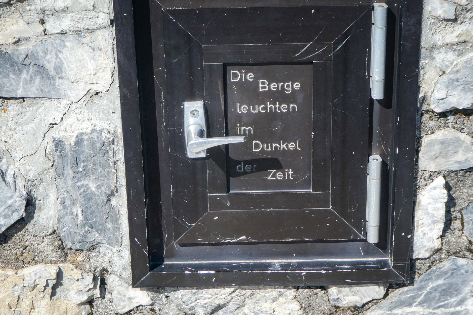 Eines der strahlenden Friedens-Gipfelkreuze – Porze (siehe auch Titelfoto). Foto: Karl Plohovich