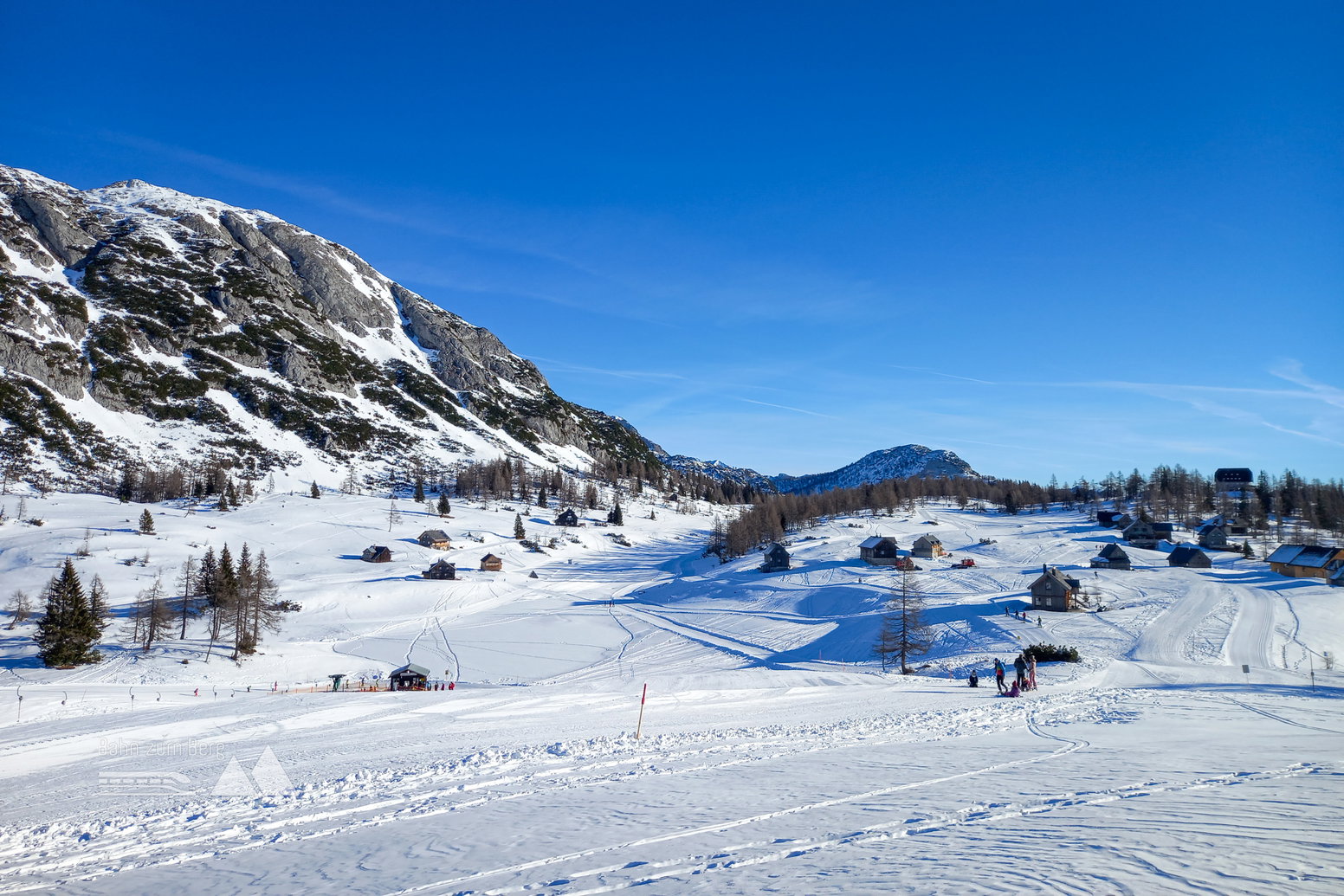 Langlaufloipe und Winterwanderweg. Links sieht man den Traweng. Foto: Martina Friesenbichler
