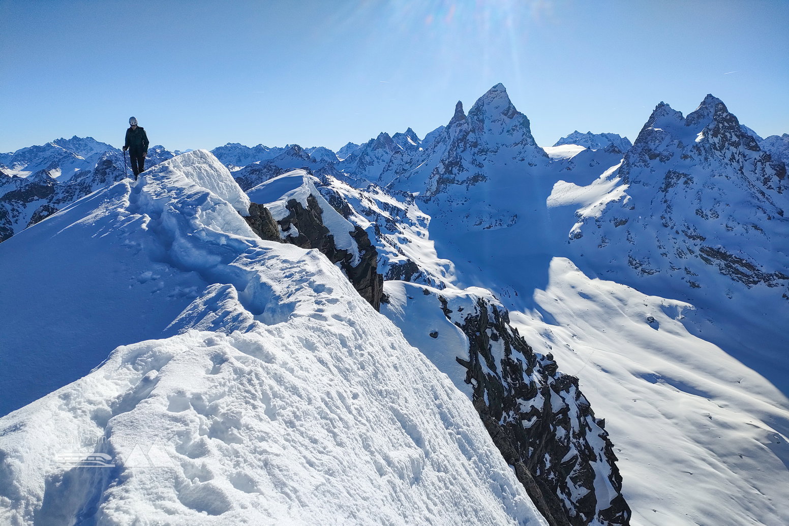 „Biancograt für sehr Arme“ zum Westlichen Plattenspitz, rechts dahinter die markante schlanke Pyramide des Groß-Seehorns, links dahinter der spitze Großlitzner, und rechts davon das doppelgipfelige Klein-Seehorn. Foto: Manfred Hinteregger