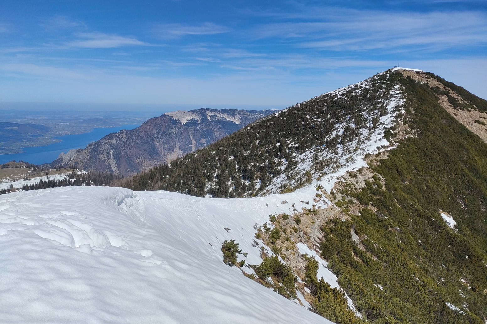 Rückblick zum Gartenzinken und die letzte Wechte vor dem Aufschwung zum Leonsberg (links der Attersee). Fotos: Manfred Hinteregger 