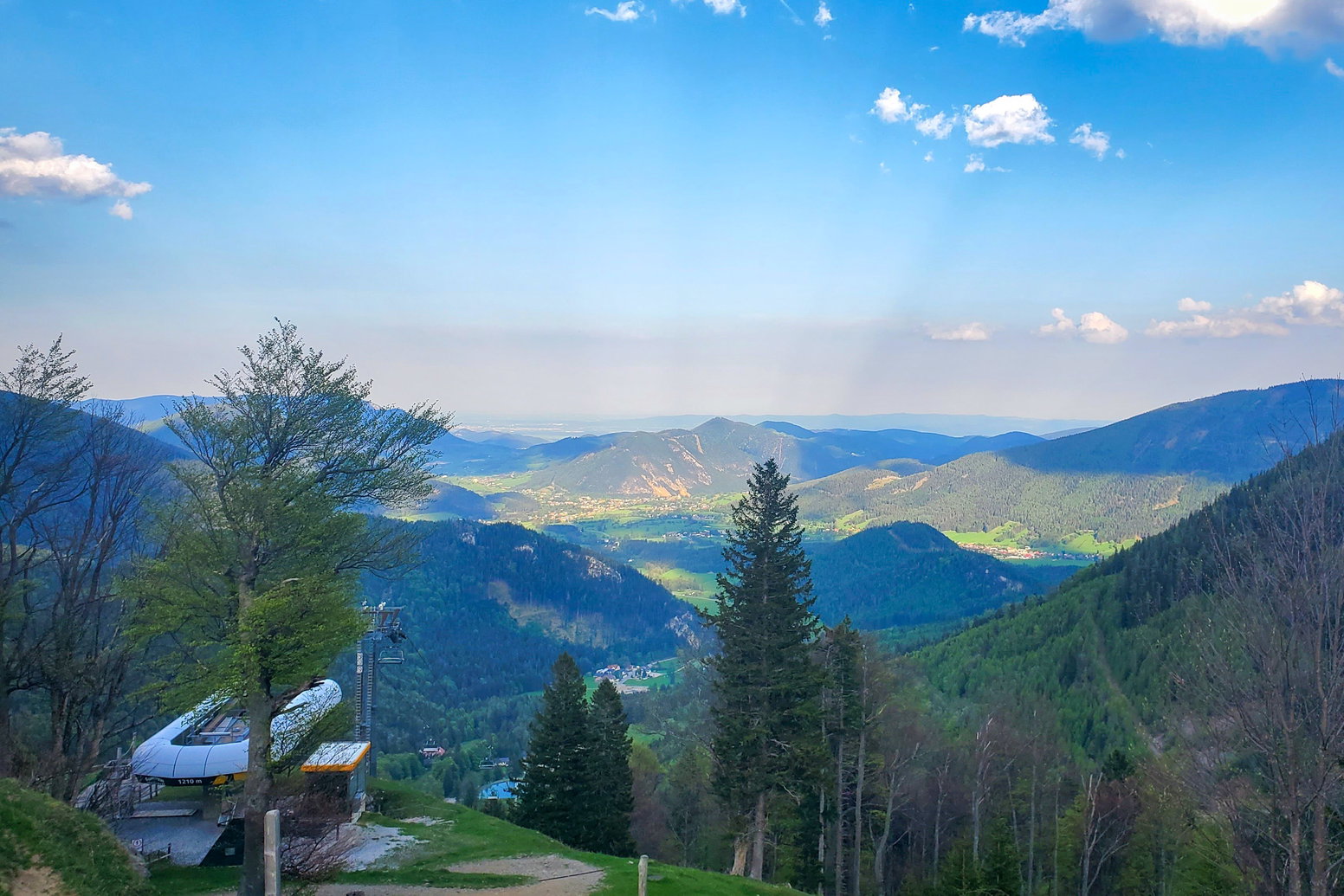 Auf der Edelweißhütte angekommen genieße ich den Blick Richtung Puchberg am Schneeberg und lasse mir mein Abendessen schmecken. Foto: Linda Prähauser