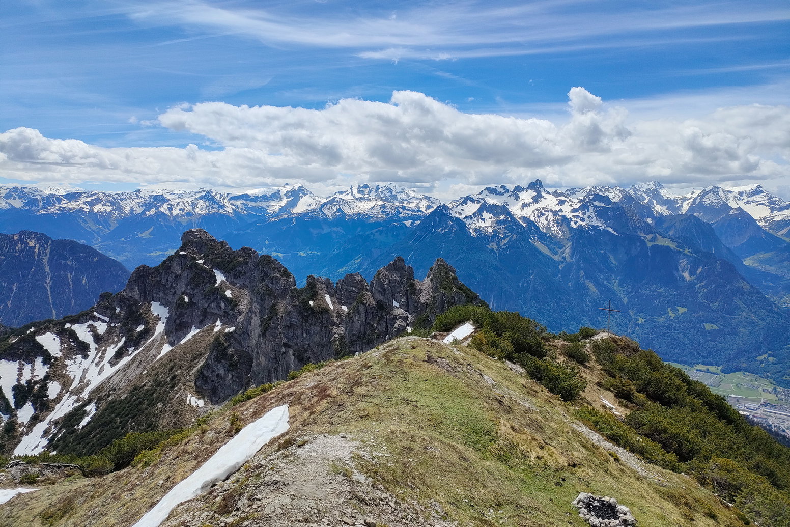 Prachtpanorama vom Breithorn: gegenüber der Rätikon, nach Westen der Walgau und das Rheintal, rechts im Hintergrund das Alpsteingebirge (CH). Fotos: Manfred Hinteregger 