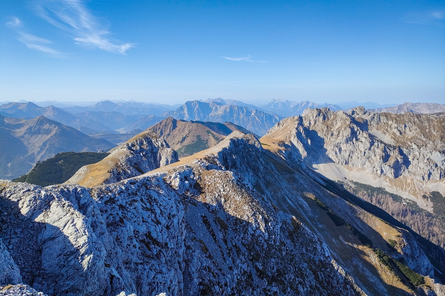 Blick vom Hochturm Richtung Erzberg, Gesäuse und Eisenerzer Alpen. Foto: Manfred Hinteregger