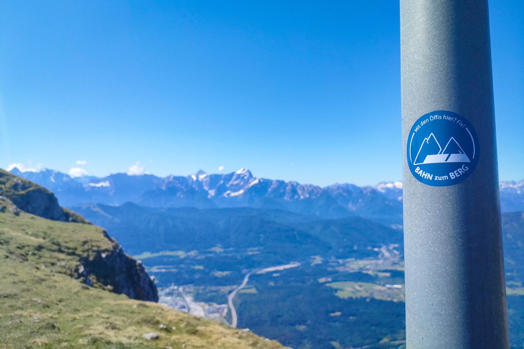 Von den Julischen Alpen stechen der Jalovec (links) und der Mangart (rechts) als zwei Hörner markant hervor. Foto: Manfred Hinteregger
