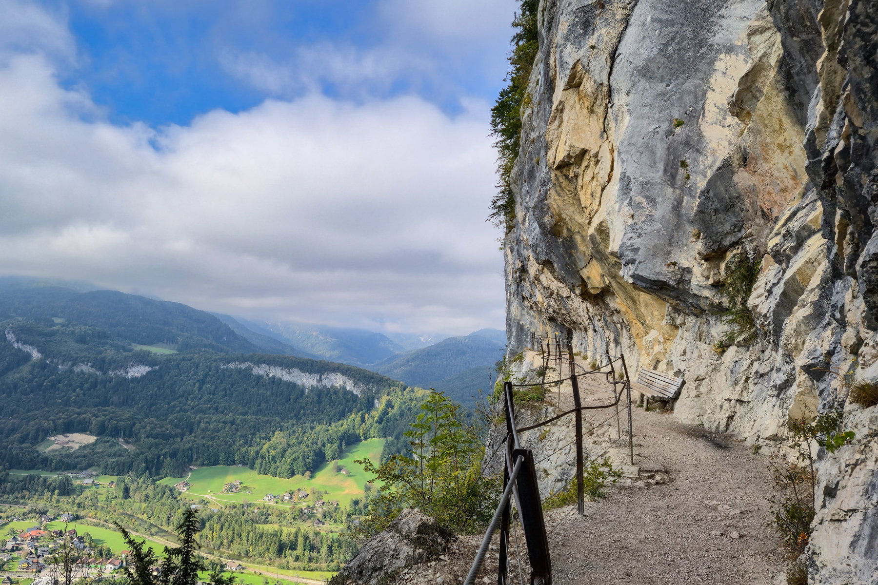 Entlang der Ewigen Wand und die Sonne kommt langsam raus. Foto: Linda Prähauser