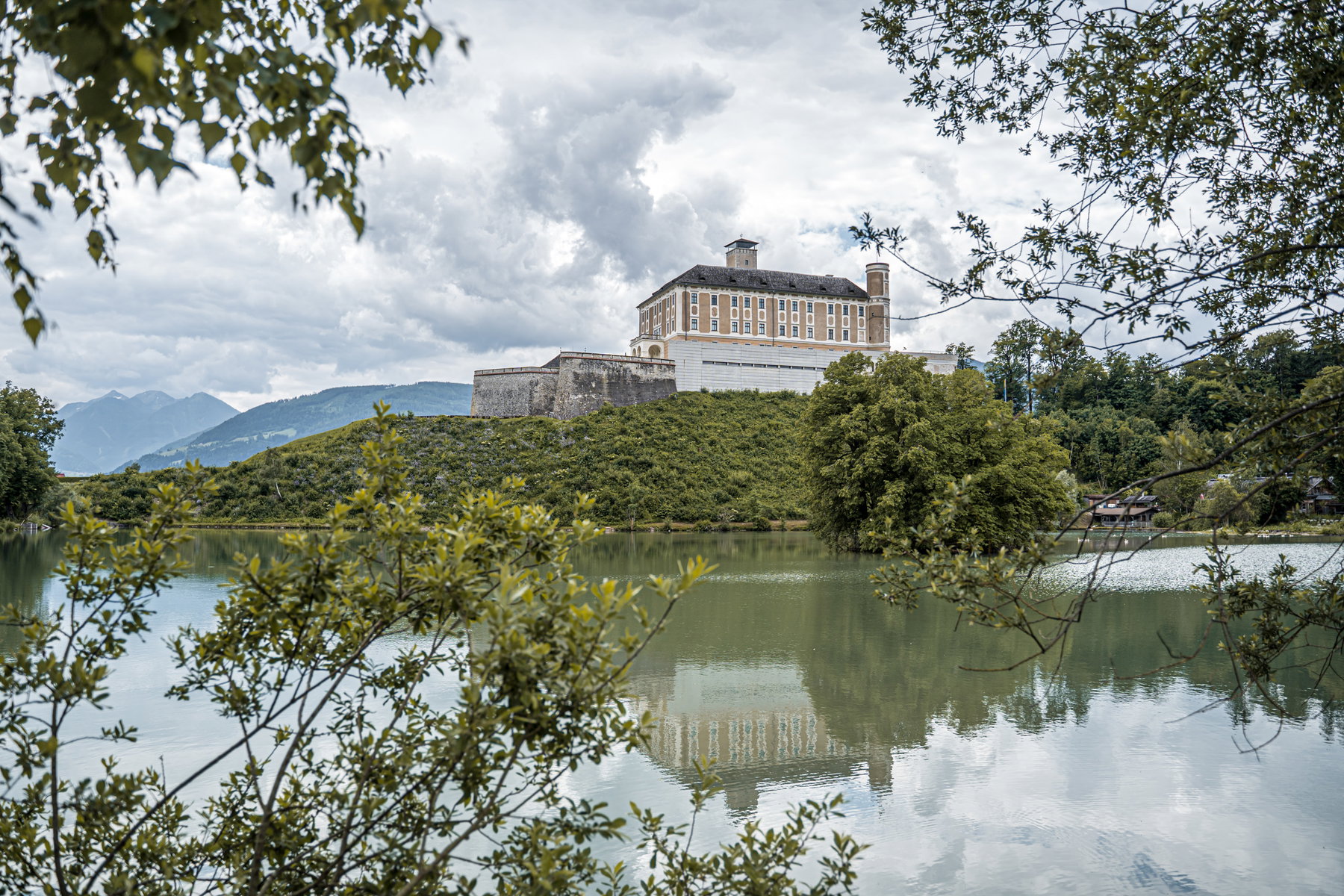 Das Schloss Trautenfels thront über dem Schlossteich. Foto: TVB Schladming-Dachstein/Gerhard Pilz