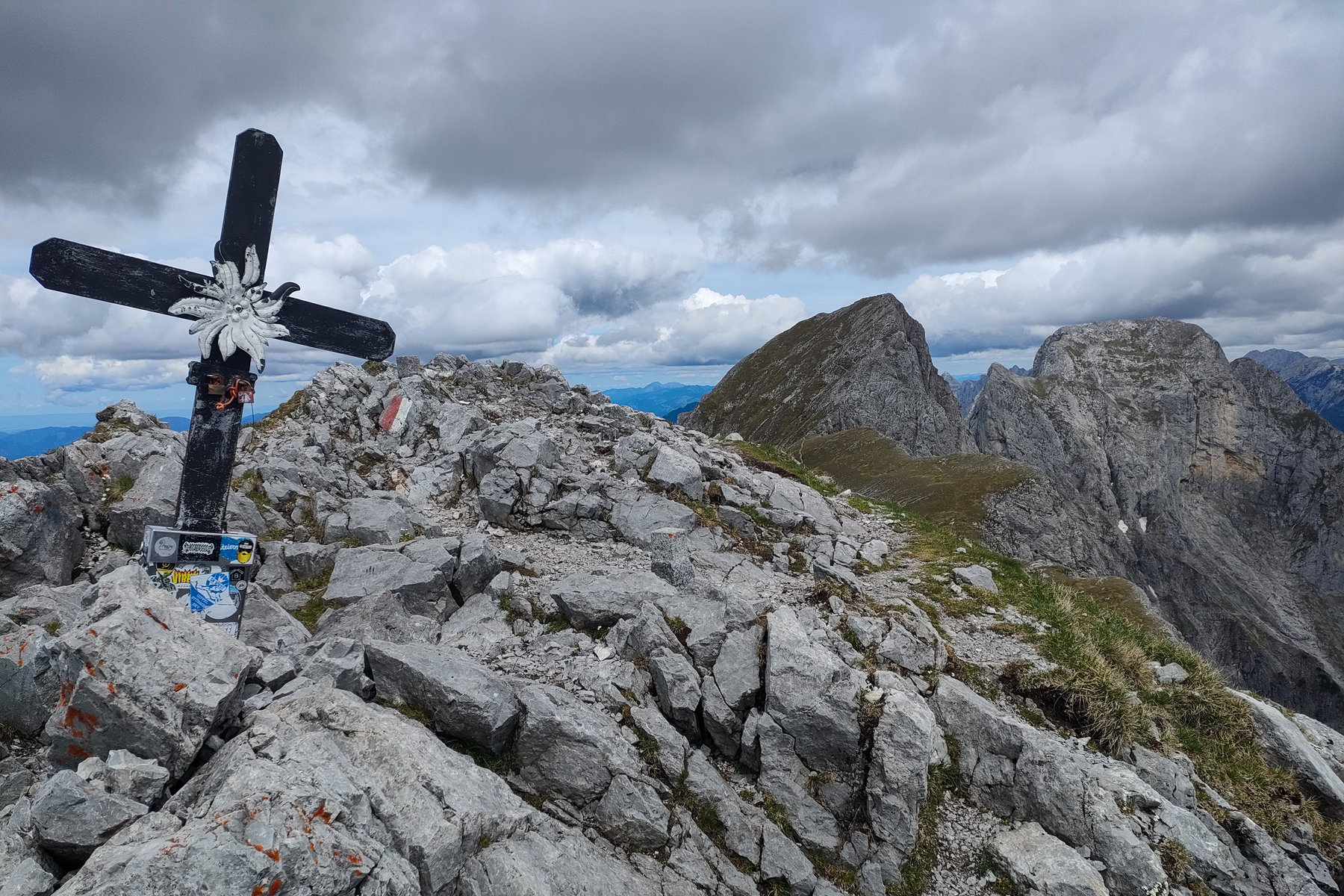 Gipfel Nr. 4 – der Admonter Kalbling, mit Blick zu Sparafeld und Reichenstein. Abstieg zur Klinkehütte (ganz links auf der Wiese im Vordergrund). Fotos: Manfred Hinteregger