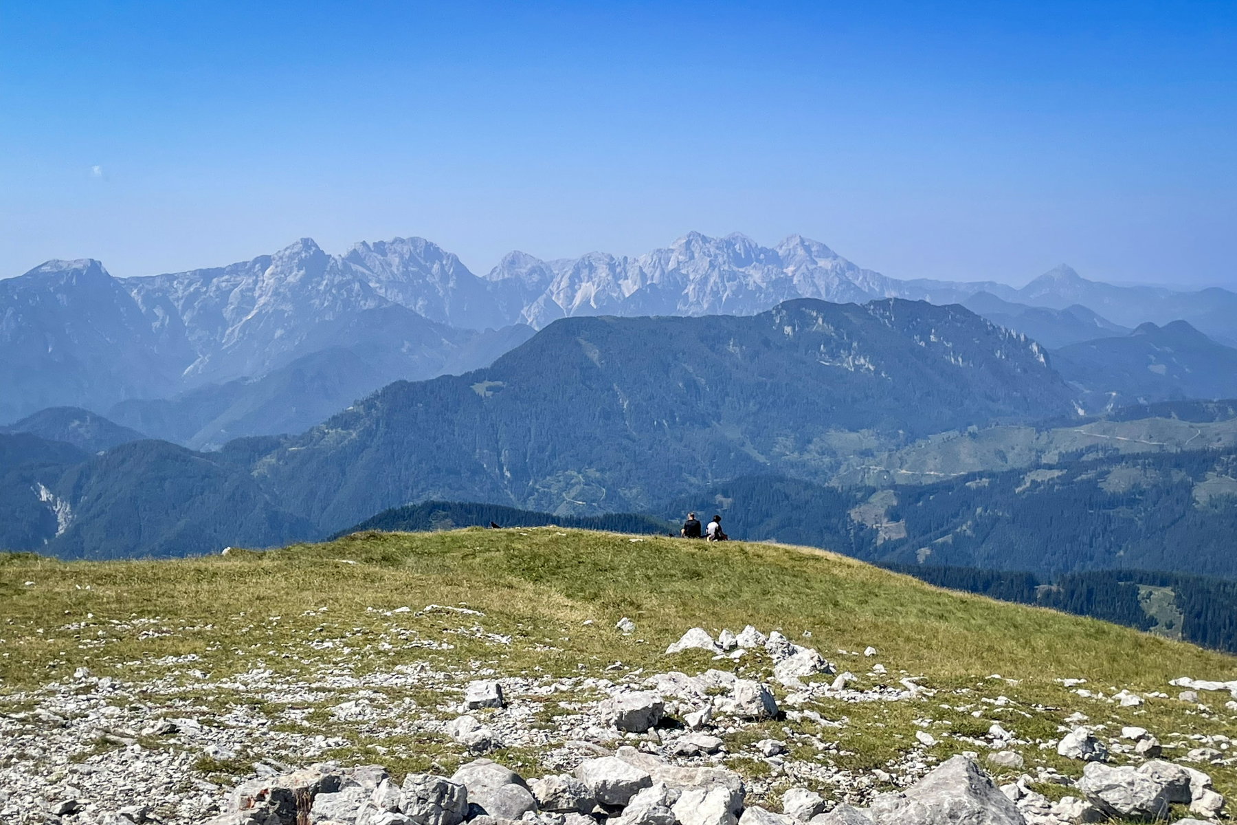… Blick zu den benachbarten Steiner und Sanntaler Alpen / Kamniške in Savinjske Alpe im Südwesten… Foto: Dieter Fleck