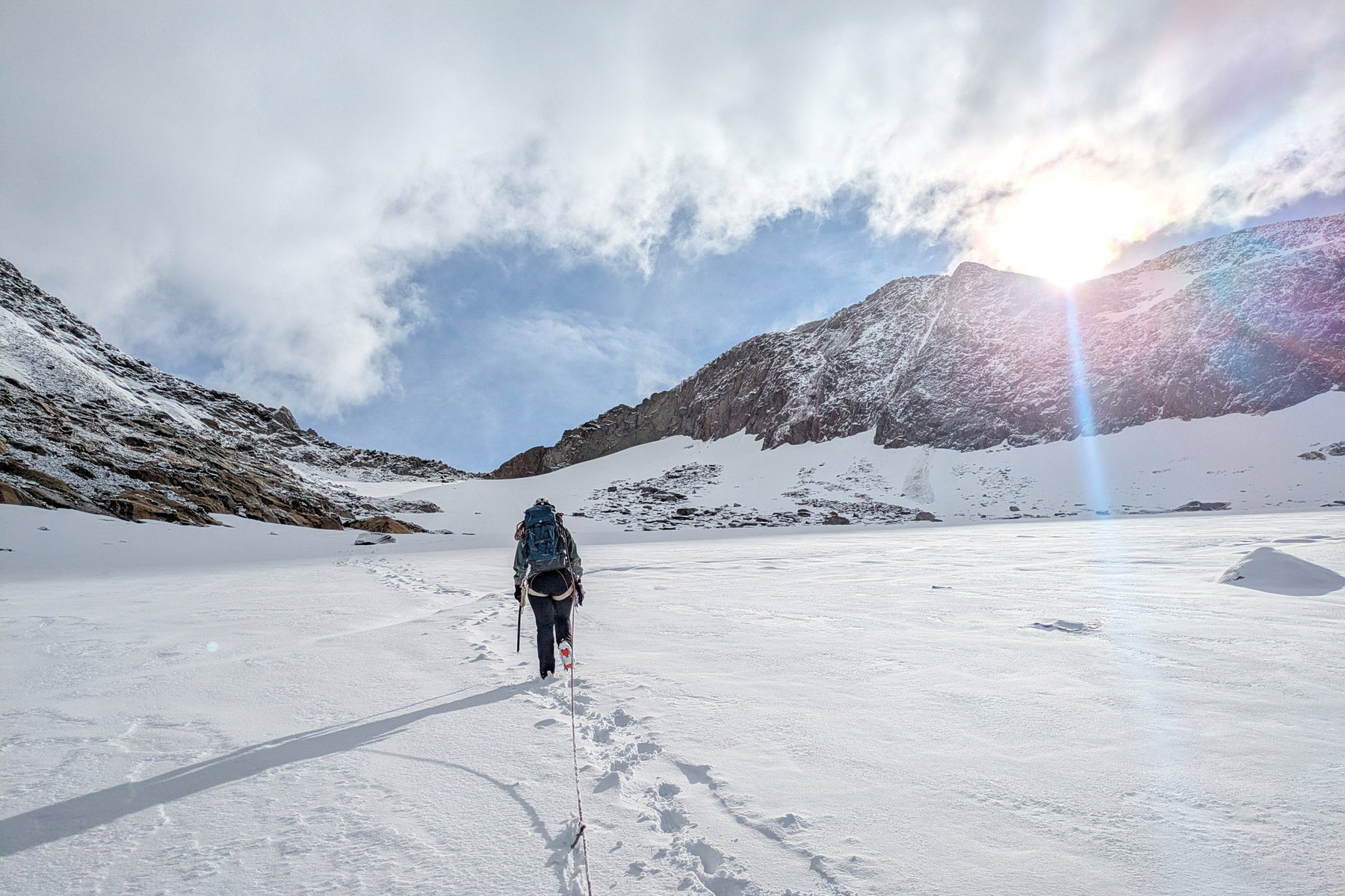 Die wenigen sonnigen Momente mussten wir einfangen! Hier mitten am Pfaffenferner, geradeaus auf das Pfaffenjoch zu. Foto: Thomas Obermair, POW AT