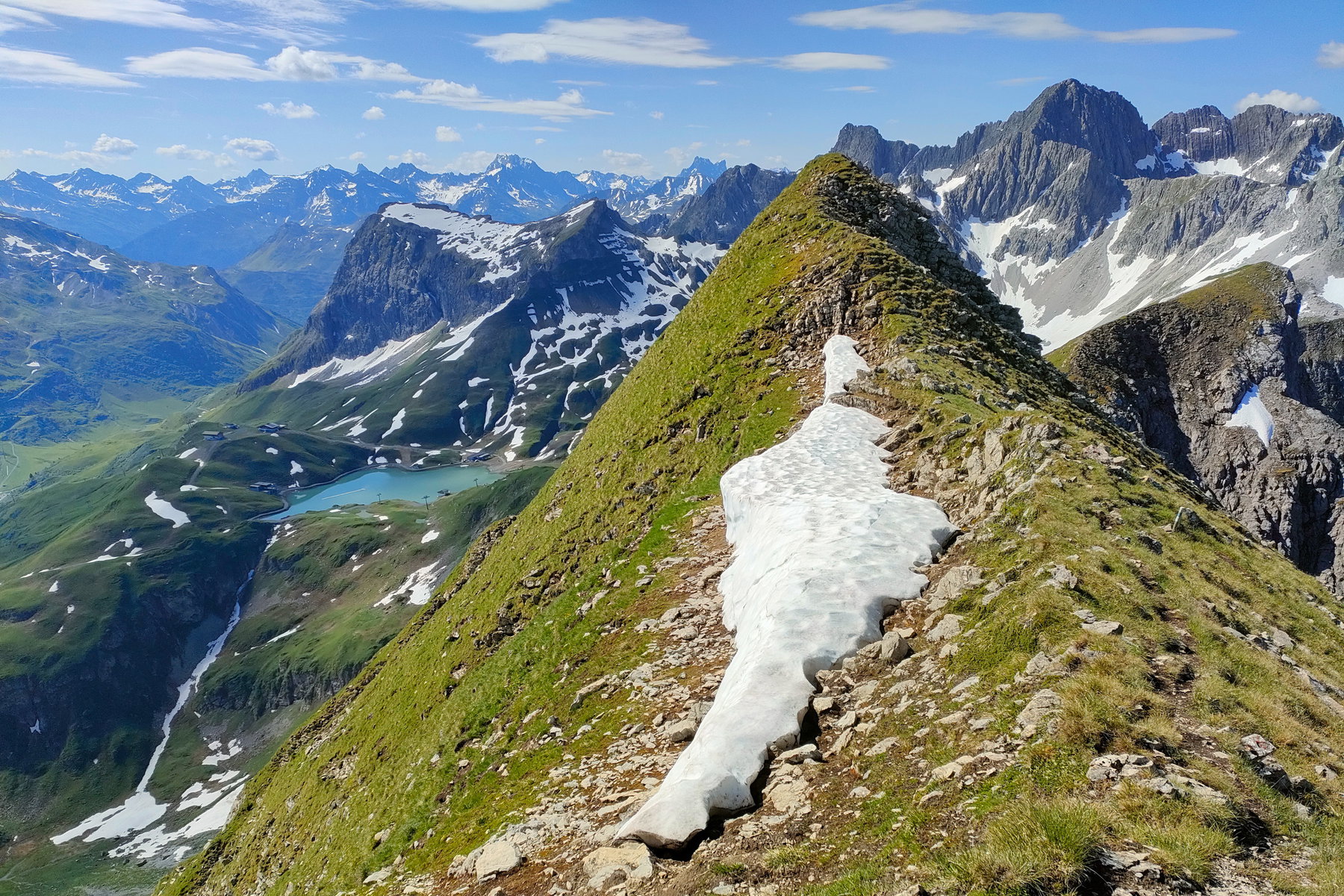 Tiefblick nach Lech, rechts im Hintergrund die Allgäuer Alpen (1). Im Süden die Untere Wildgrubenspitze, links im Hintergrund das Verwall (2). Fotos: Manfred Hinteregger