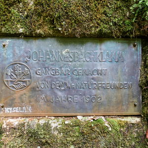 Durch hohe Wiesen und eine tiefe Klamm