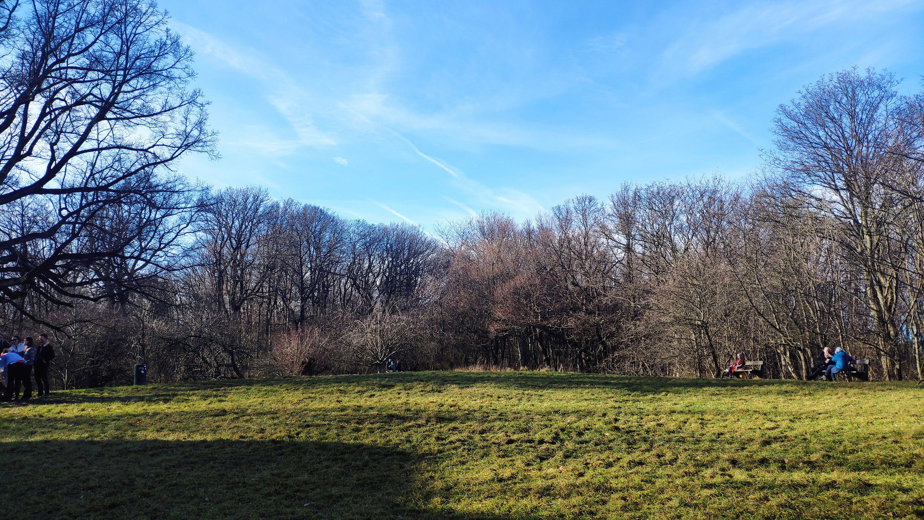 Sonnige Wiese vor dem Hameau. Foto: Birgit Matzinger