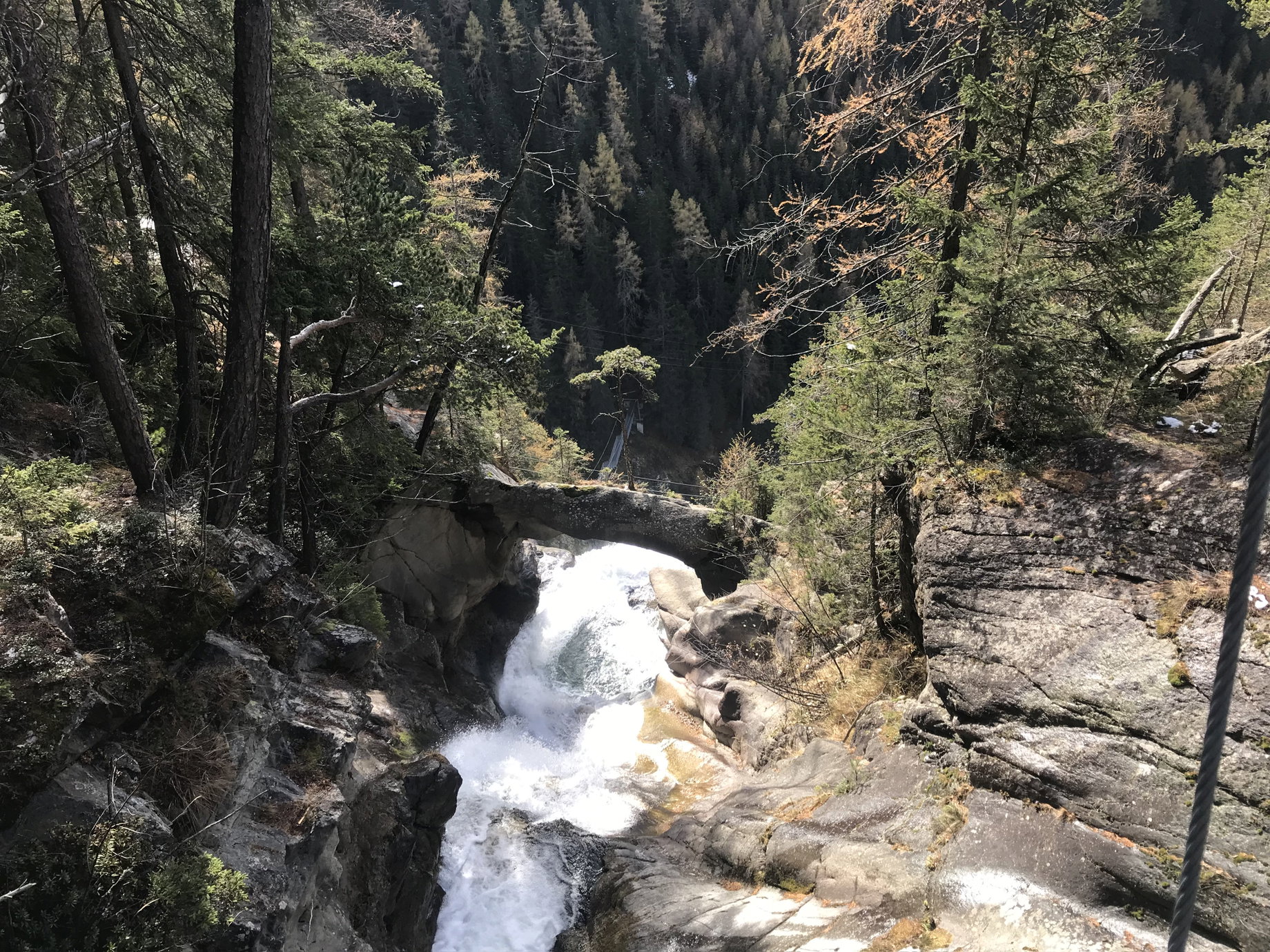 Steinbrücke vom Stuibenfall Klettersteig von oben. Foto: David Kurz
