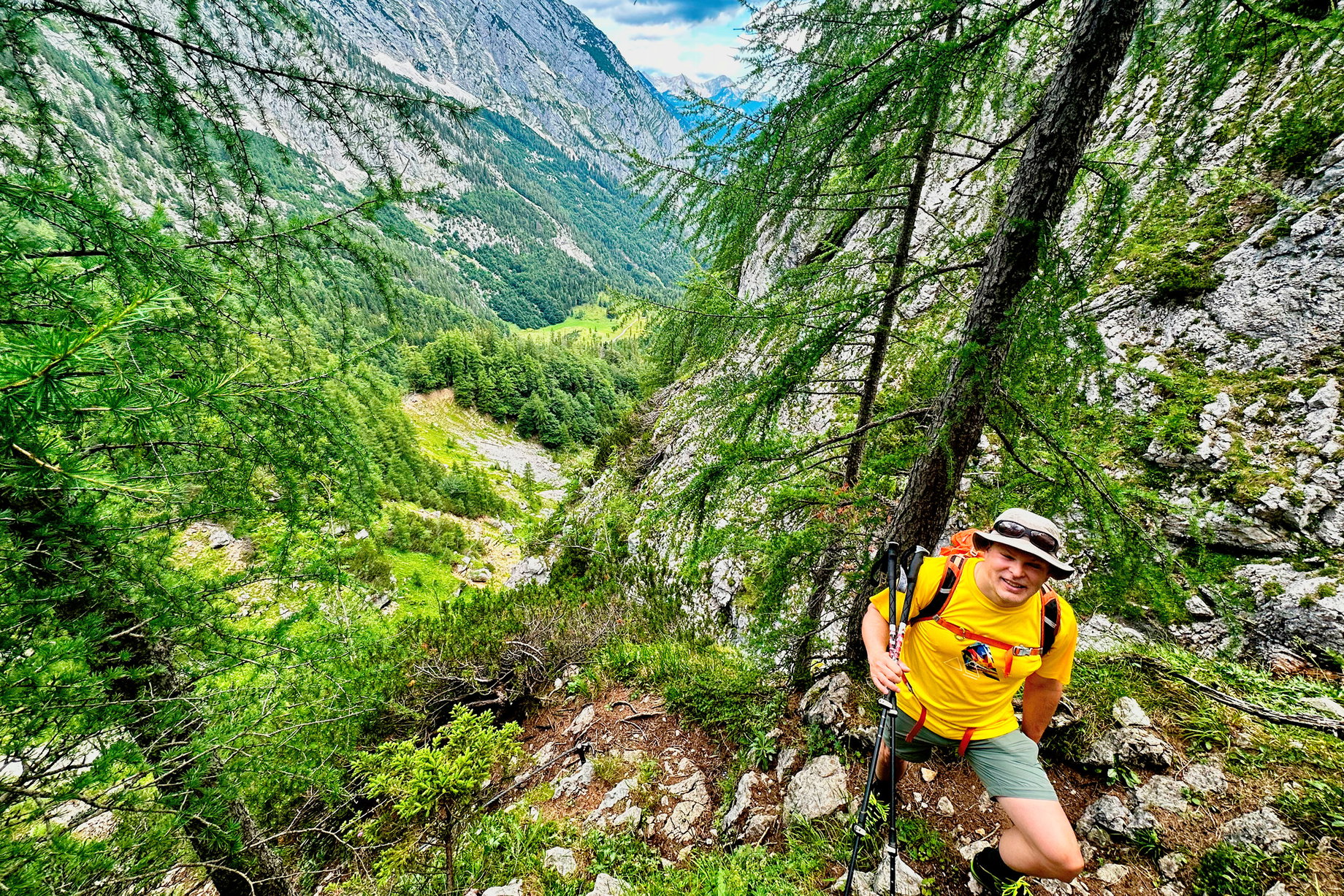 Es wird steiler. An den Stahlseilen kann man sich anhalten. Foto: Stefan Hochhold