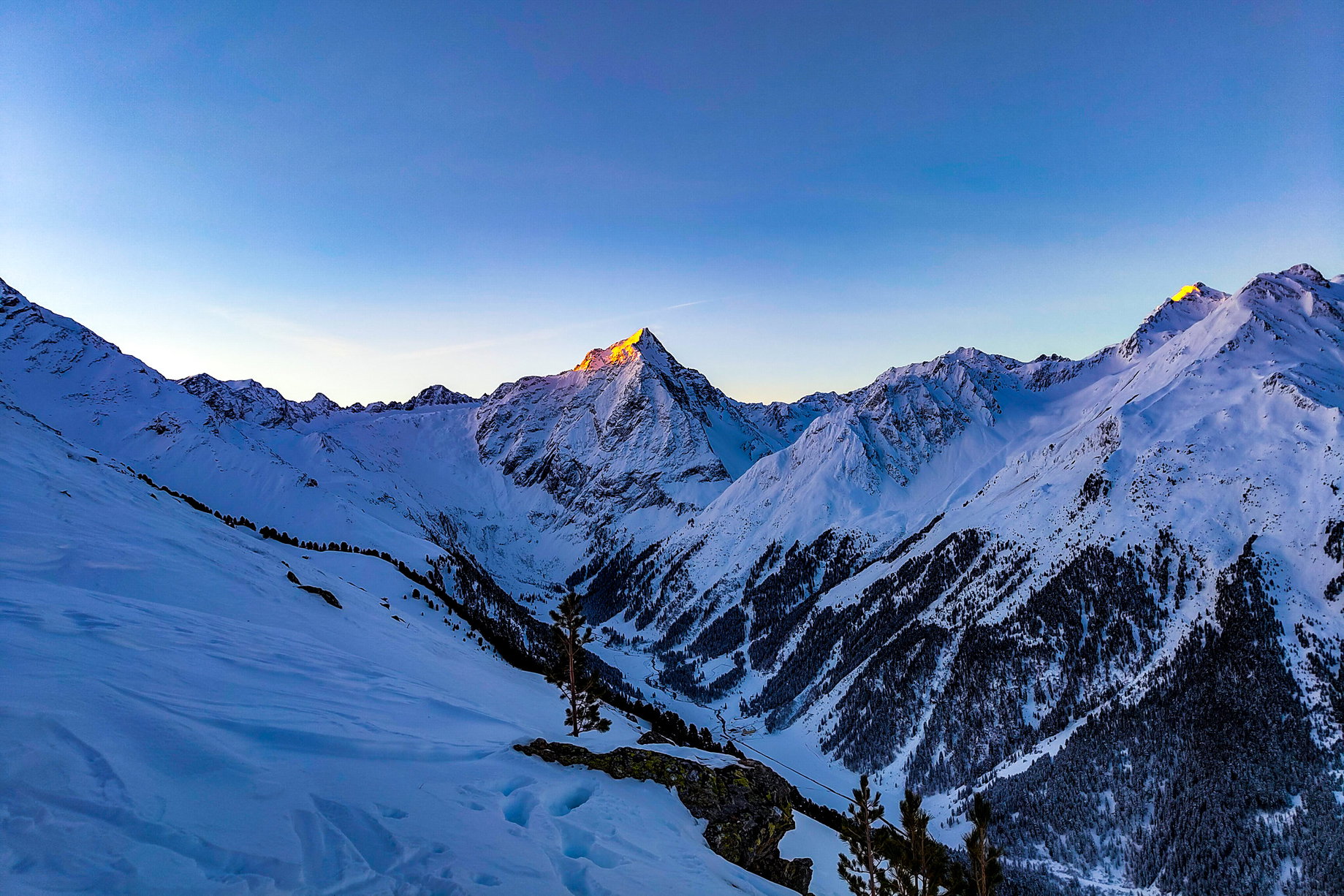 Die ersten Sonnenstrahlen erreichen den Lüsener Fernerkogel. Foto: Simon Widy