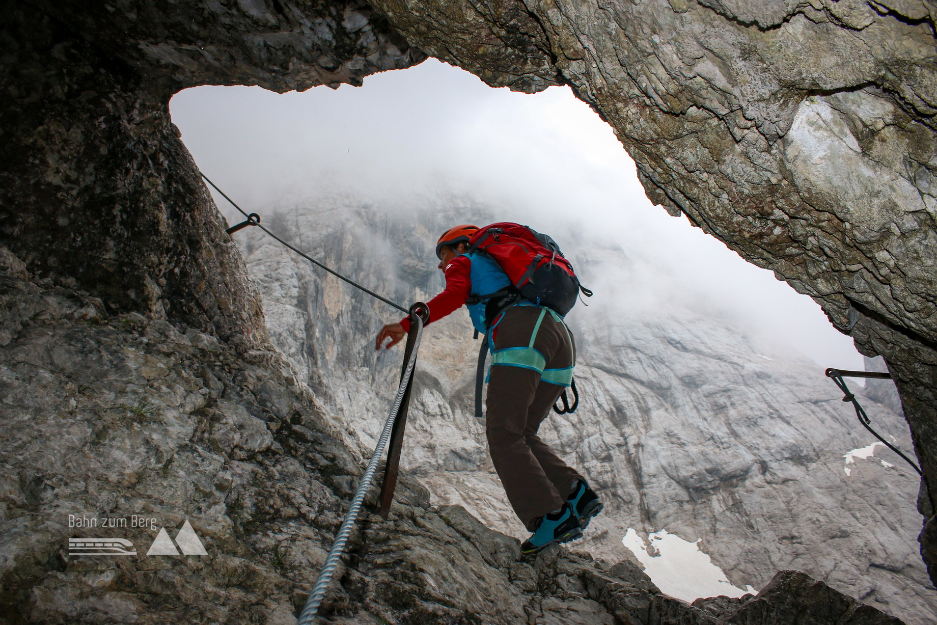 Das Felsenfenster in der namensgebenden Passage des Klettersteiges Stopselzieher. Foto: Michael Pröttel