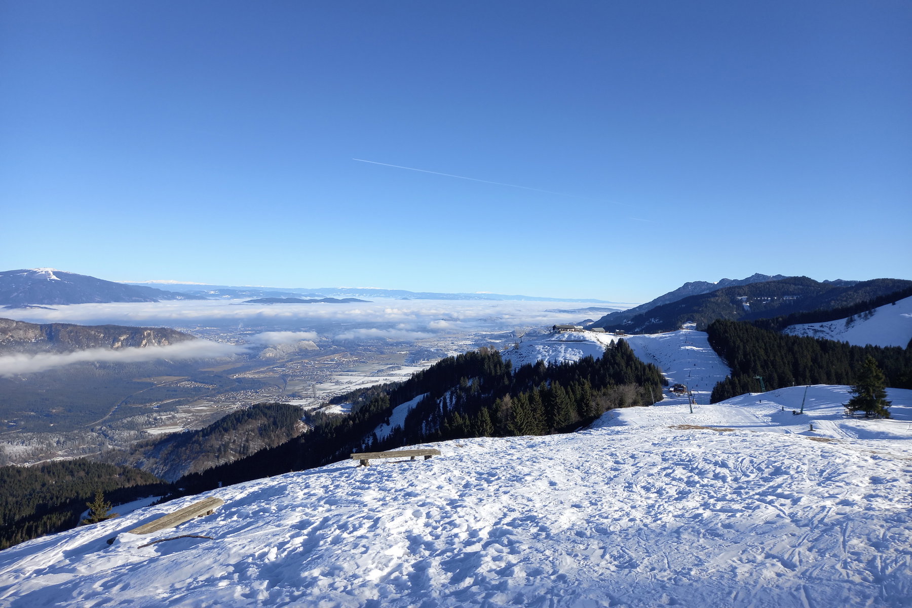 Kurz vor dem Gipfel. Blick hinunter zur Dreiländereck-Hütte. Darüber die Bergstation. Ganz links sind die Pisten der Gerlitzen erkennbar. Foto: Martina Friesenbichler
