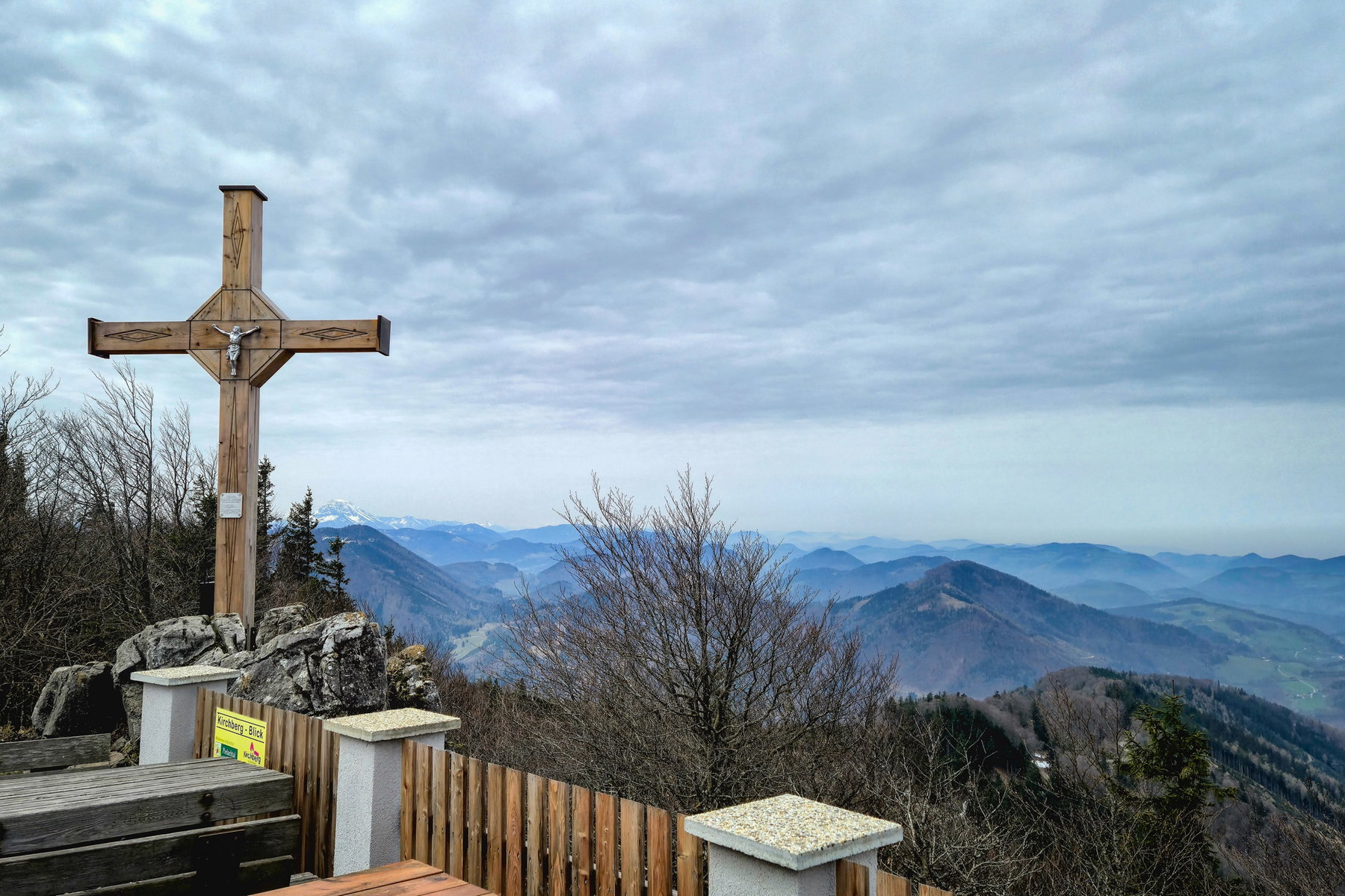 Blick auf die umliegenden Berge und Landschaft. Foto: Linda Prähauser
