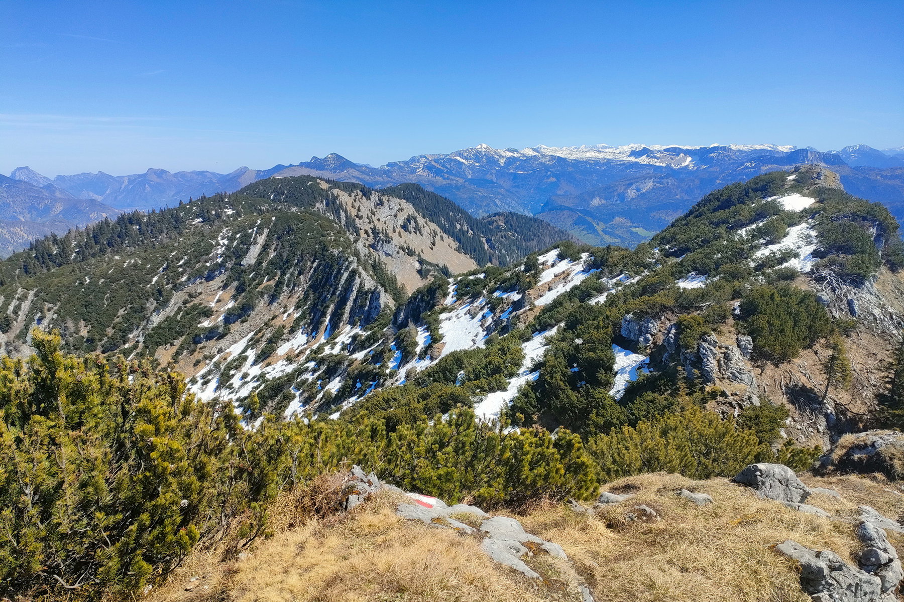 Versicherter Abschnitt am Weg zum Rosskopf (links hinten der Gosaukamm). Rückblick Richtung Katrin (ganz links der Traunstein). Blick vom Rosskopf zum Grimming (links) und zum Dachstein (rechts). Fotos: Manfred Hinteregger
